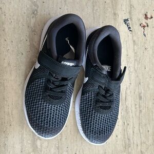 Zapatos para niños nuevos muy cómodos